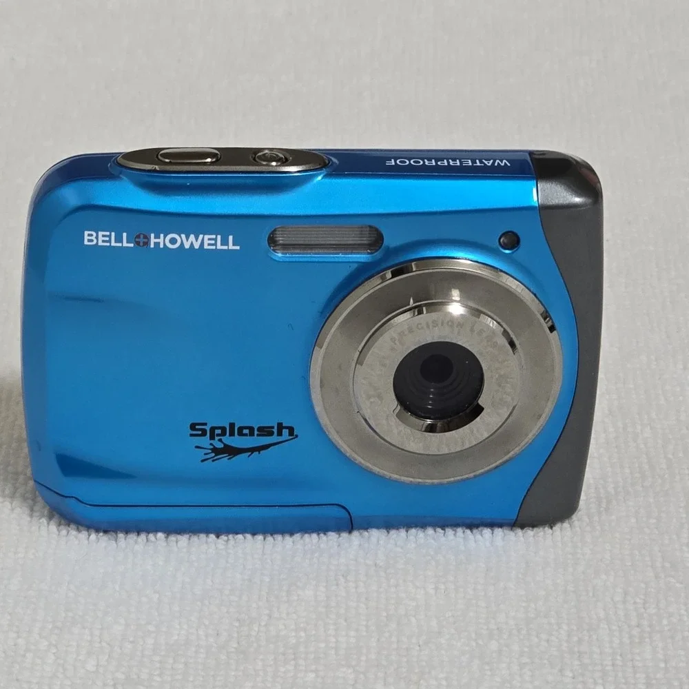 Bell Howell Splash WP7 Waterproof Digital Camera 12 MP 8X Zoom 2.4 LCD Bundle
